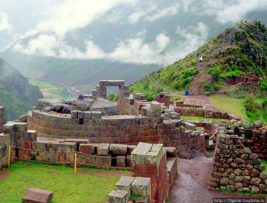 В центральной части комплекса — Храм Солнца Писак, Перу