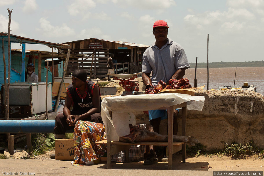 На обочинах продают мясо. Никого не волнует отсутствия холодильника и дорожная пыль на товаре. Гайана
