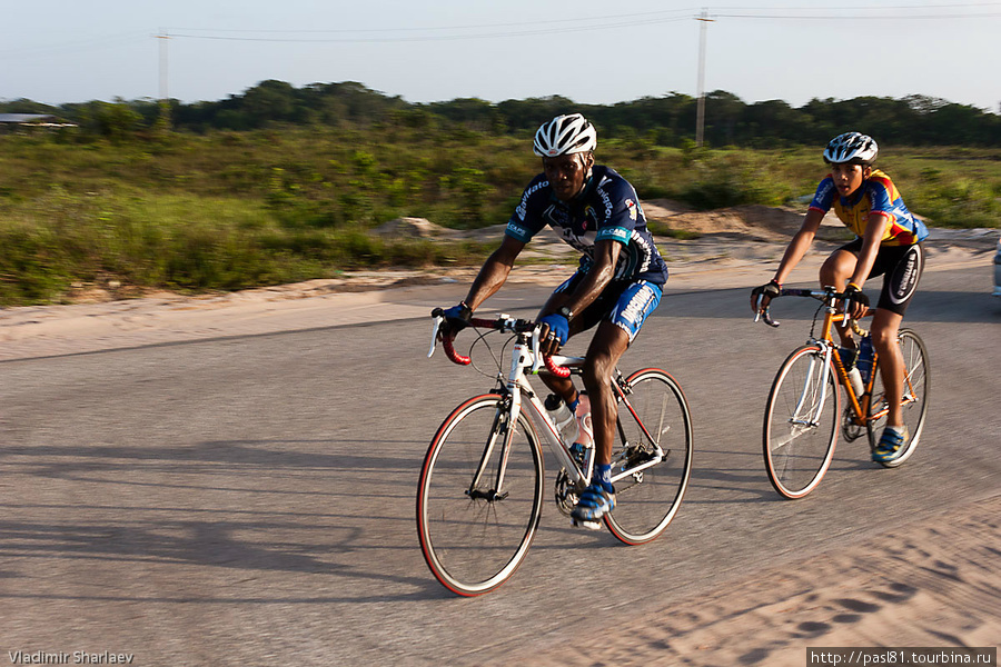 Велоспорт популярен в Латинской Америке. Не исключение и эта страна. Спортсмены тренируются в сопровождении машины поддержки. Гайана