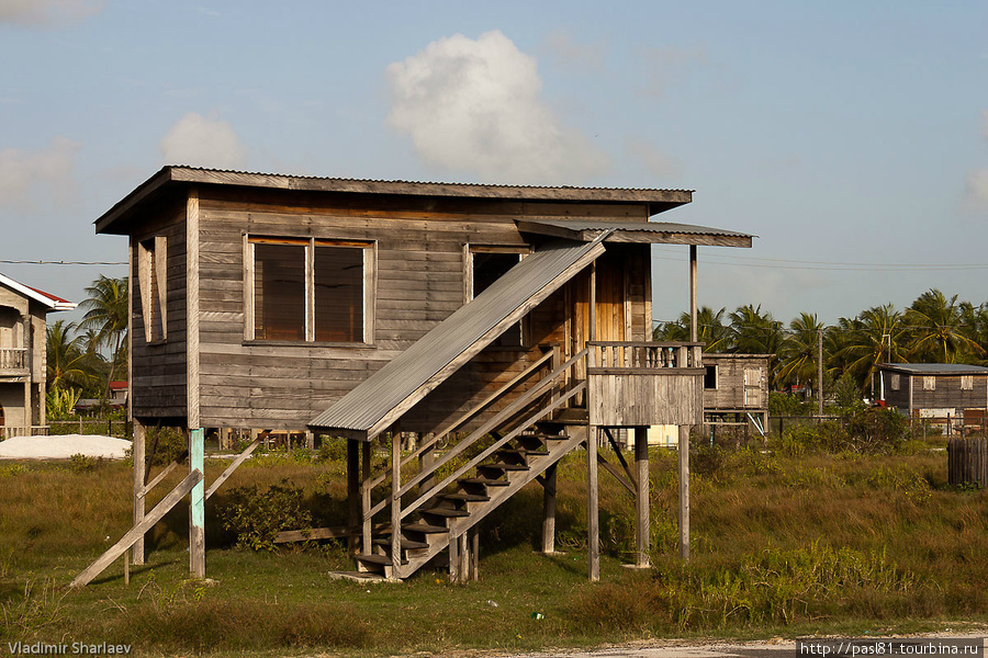 Такие типовые домики строят специально для малообеспеченных семей. При этом две стены совсем хлипкие — что бы легко было расширить жилище в будущем. Гайана