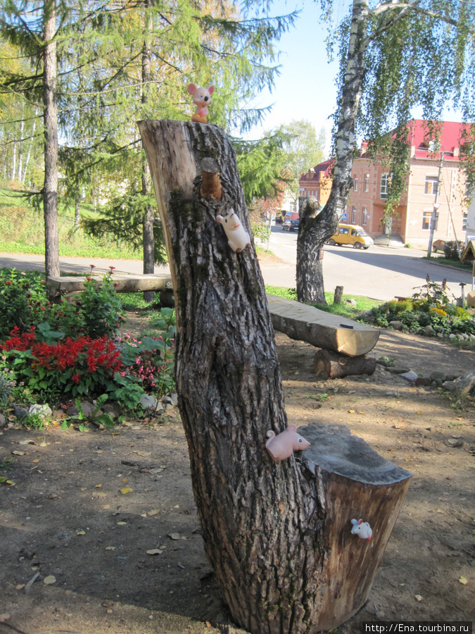 Мышиное дерево перед музеем Мышкин, Россия