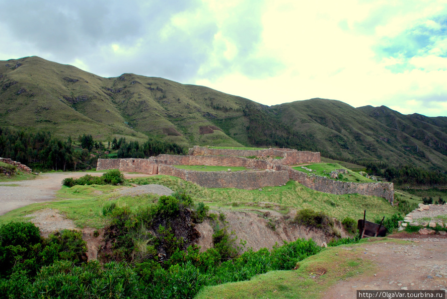С одной стороны крепость Пука Пукара ограждена холмами Куско, Перу