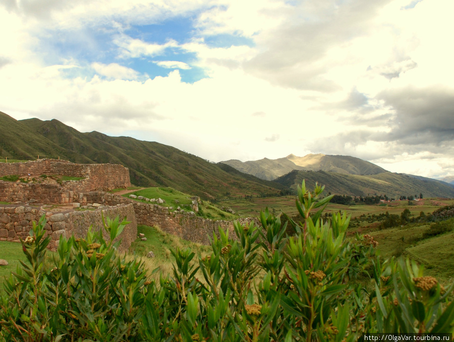 С другой открывается вид  на долину Куско, Перу