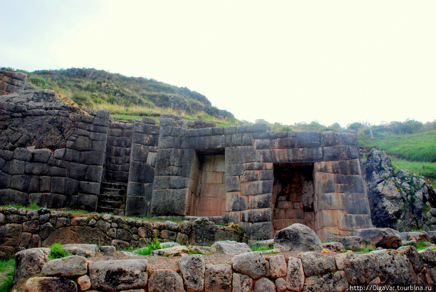 Этот памятник еще называют Банями инков. Насчет бани сказано громко, скорее, эти ниши напоминают душевые кабинки Куско, Перу
