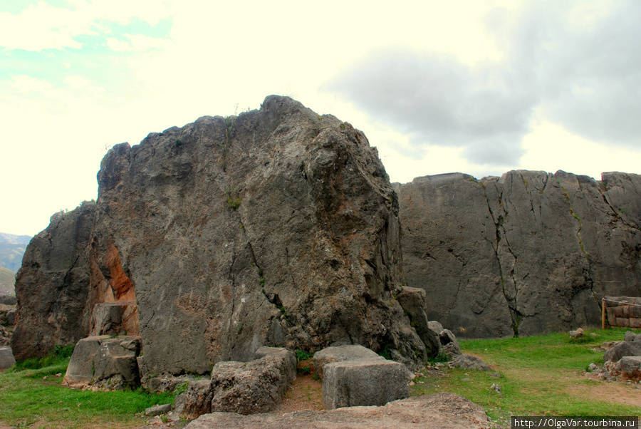 Название объекту дали испанцы, разглядевшие лабиринты и зигзаги в галереях и небольших проходах, пробитых в скалах Куско, Перу