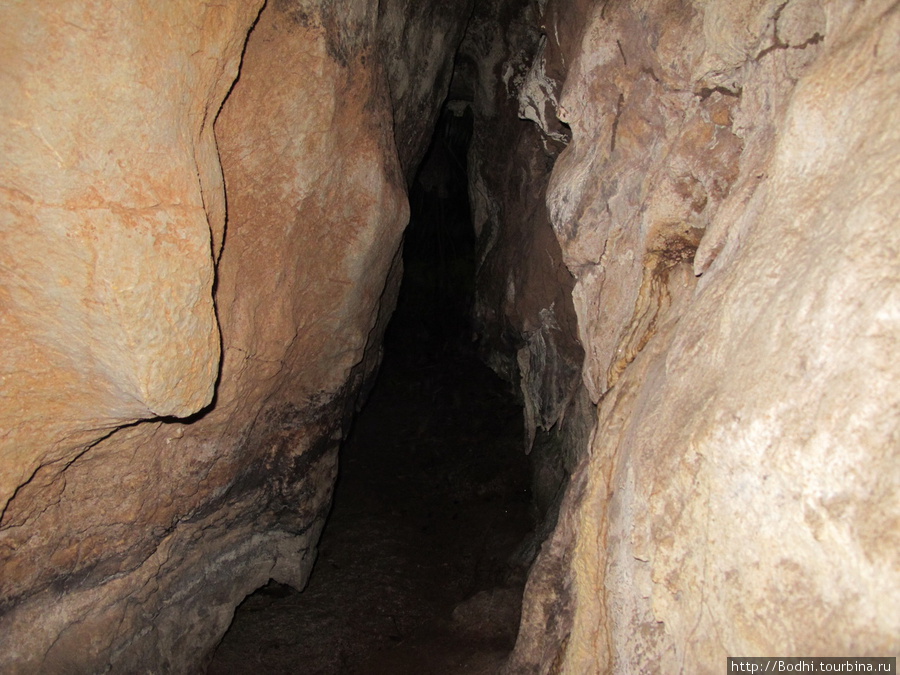 В левой части кратера (если смотреть на него с тогг места, где ты спустилась в него) есть еще одна пещерка — неглубокая, но впечатления получить можно — узкий вход и затем метров 10-15 можно пролезть Рэйли-Бич, Таиланд