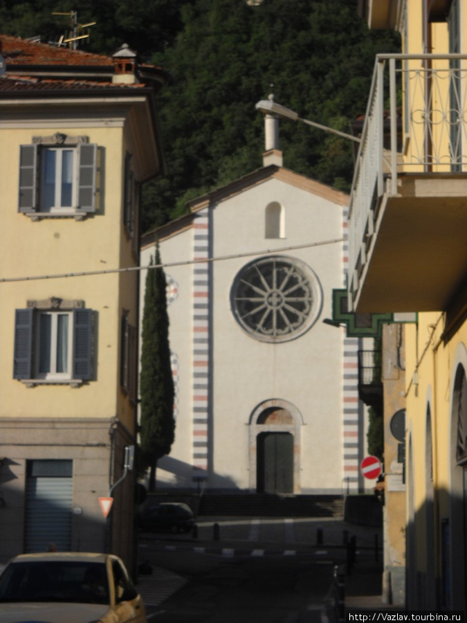 Здание церкви в перспективе Комо, Италия