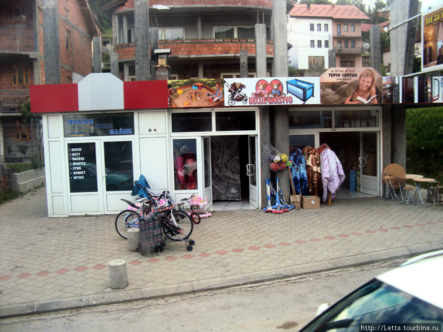 Придорожный магазинчик Черногория