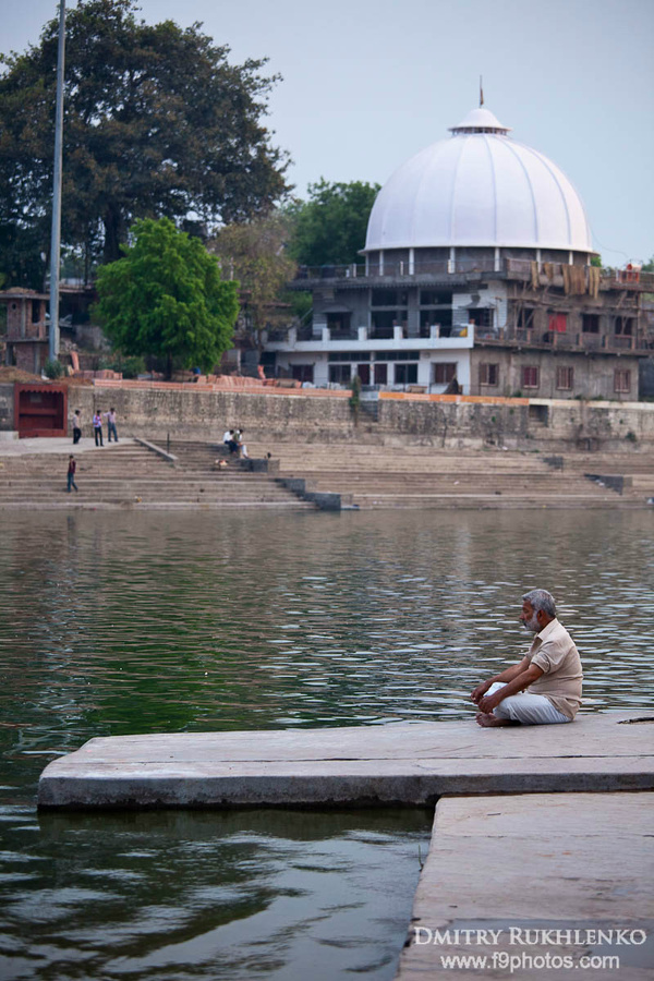 И не только священнослужитель медитирует Уджайн, Индия