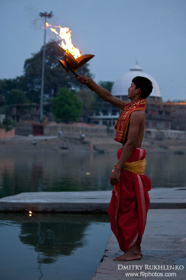 Потом берется лампа с огнем Уджайн, Индия