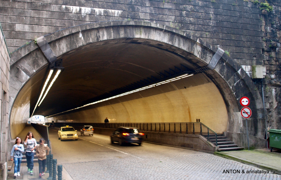 Туннель в центре города Порту, Португалия