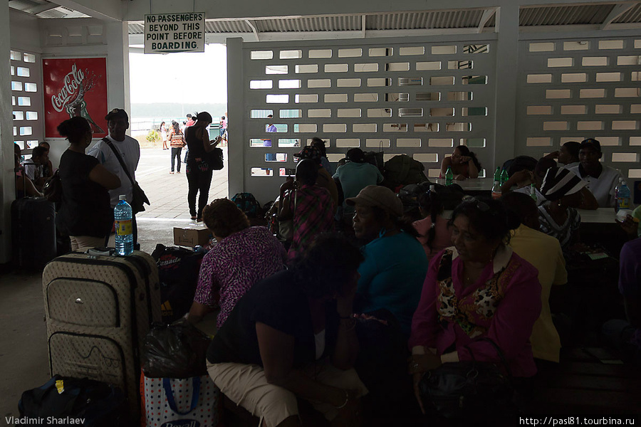 После покупки билетов и получении выездного штампа приходиться долго сидеть в зале ожидания. Округ Никкери, Суринам