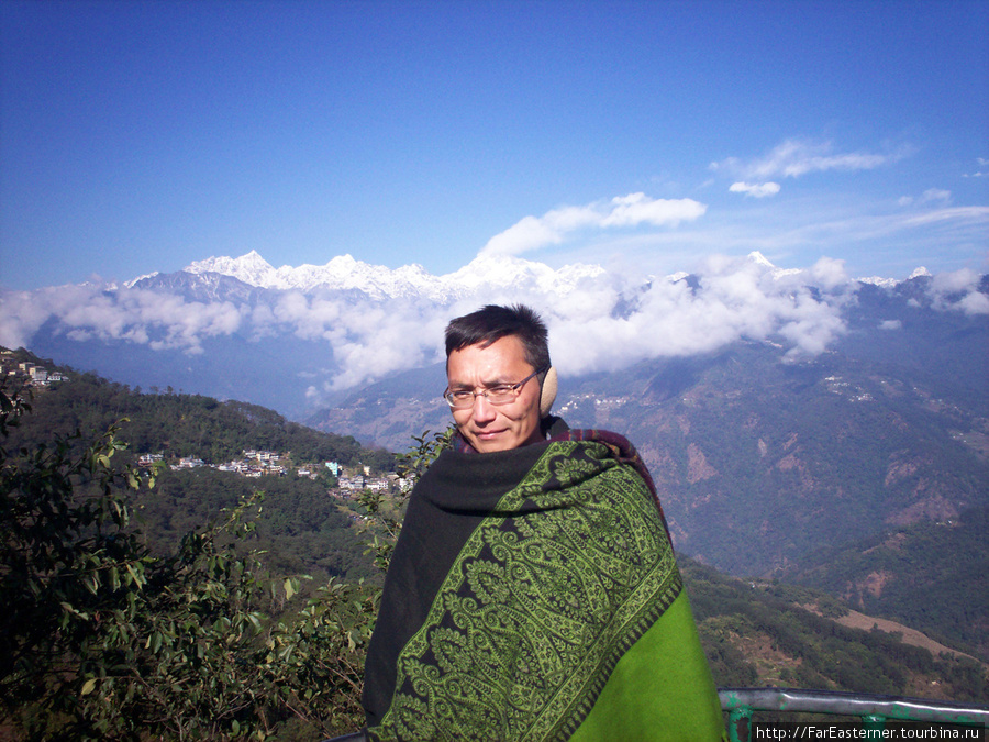 Я на смотровой площадке в Гангтоке (Сикким). позади меня — Канчендзонга. Катари, Непал