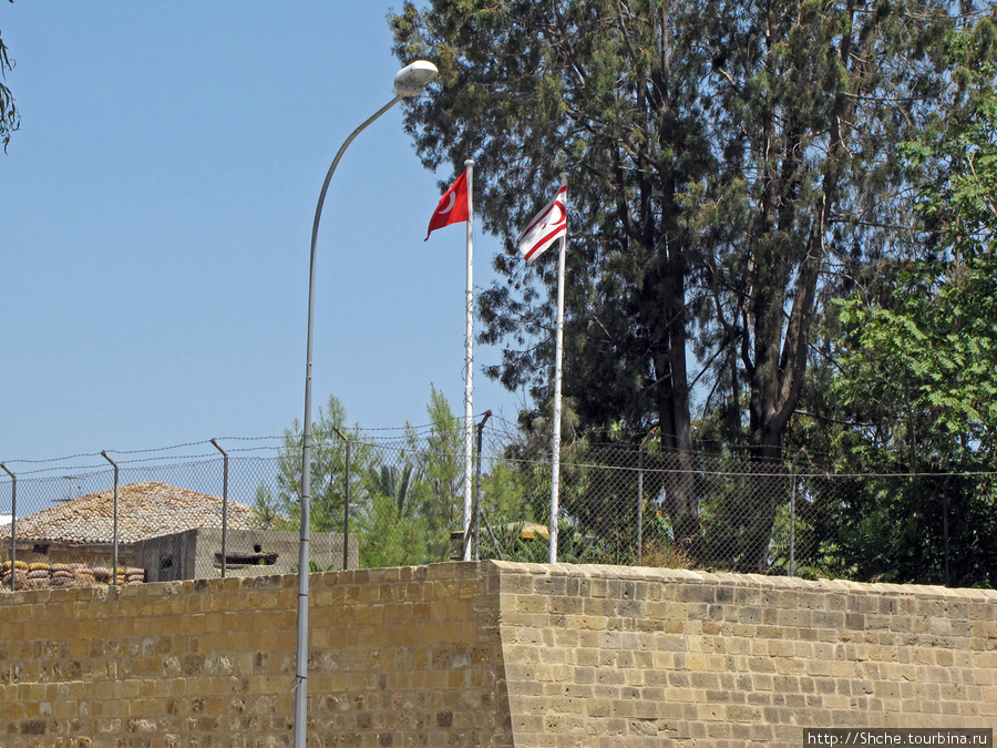 Это немного поддало адреналину — колючая проволока, наблюдательные вышки, турецкие флаги с одной стороны... Никосия, Кипр