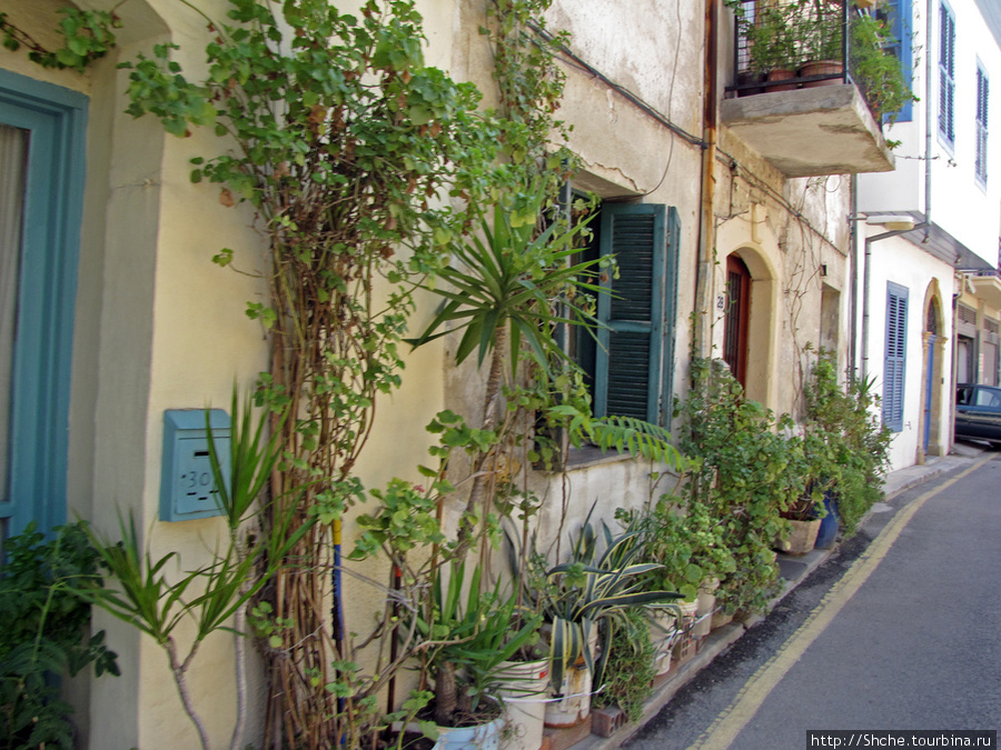 Мы решили таки обойти хотя бы старую часть города — по безлюдным улицам... Никосия, Кипр