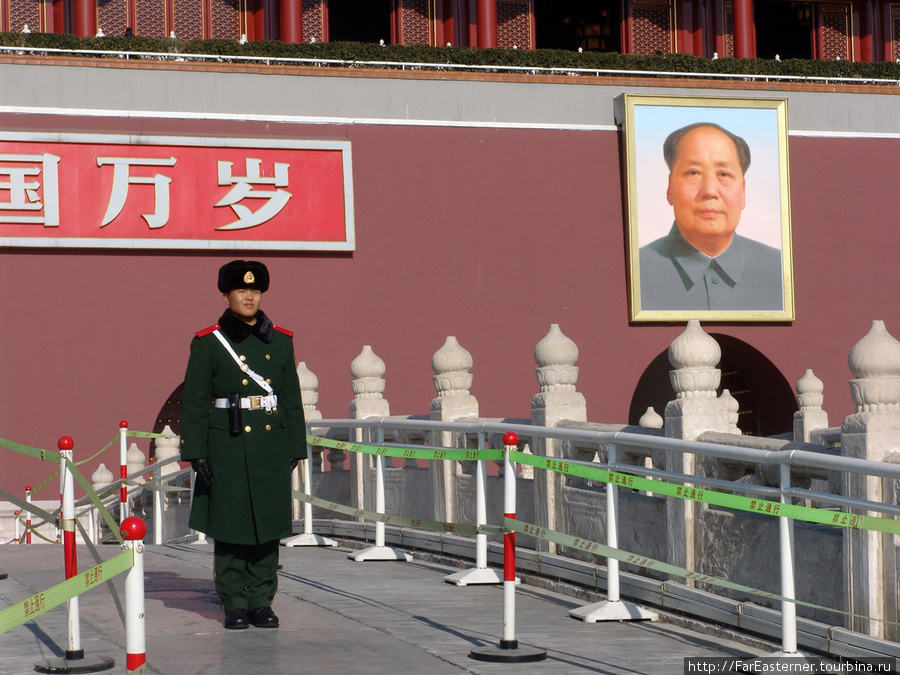 Караул перед портретом Мао Цзэдуна в Пекине на площади Тянанмэнь. Катари, Непал