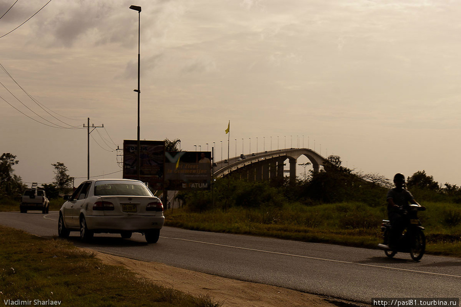 После недавнего открытия этого моста, стало возможным пересечь всю страну без использования парома. Правда выехать из страны без него не удастся. Суринам