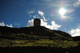 Чульпа (Chullpa) — могильнгая башня, п-ов Сильюстани