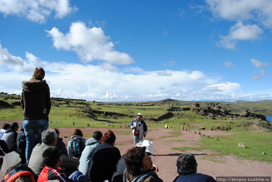 Лекция у пре- и инкских развалин, п-ов Сильюстани Пуно, Перу