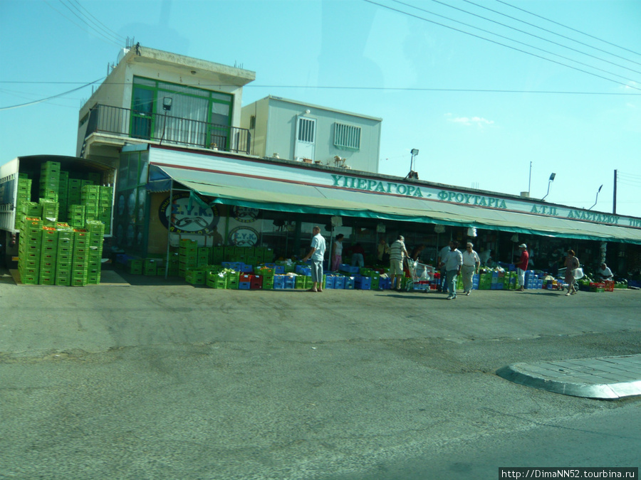 Обычный рынок у дороги. Кипр