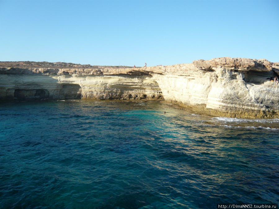 Голубая бухта. Печеры, где скрывалиь пираты. Кипр