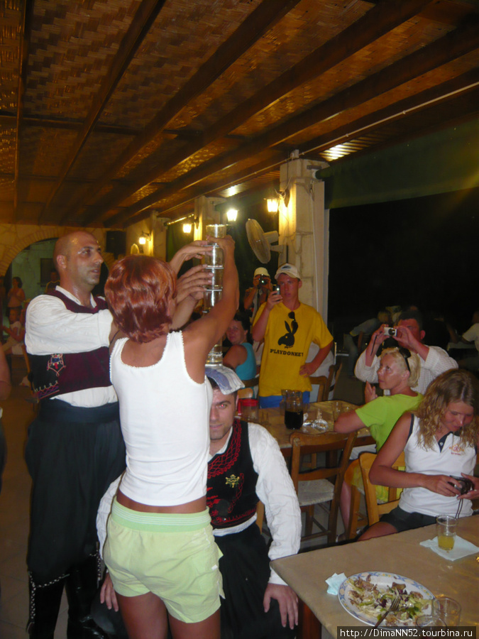 Танец со стаканами. Кипр