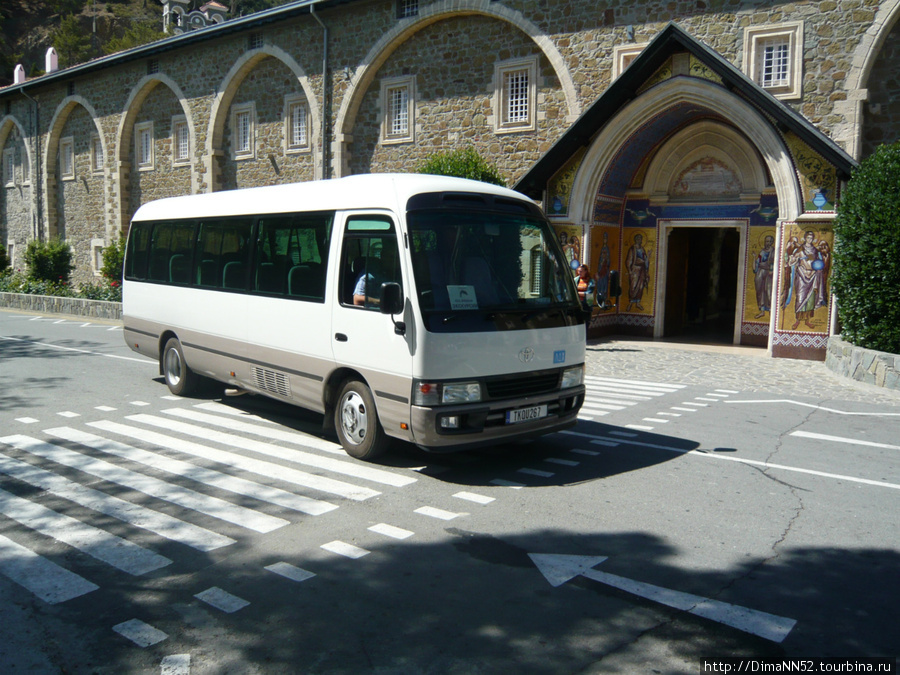 Автобус, на котором мы прехами на экскурсии пол-Кипра Кипр