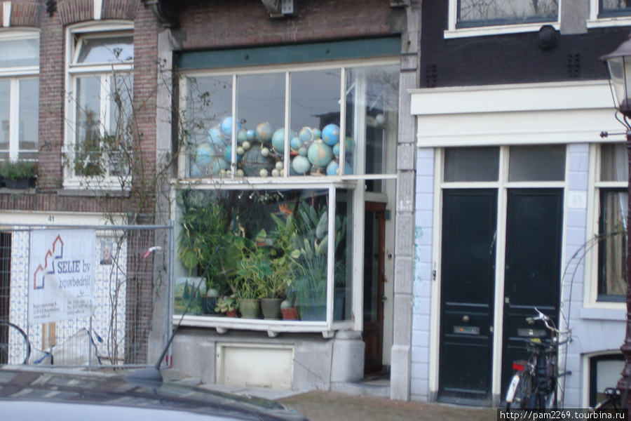 как много глобусов, можно выбратьсебе свой Амстердам, Нидерланды