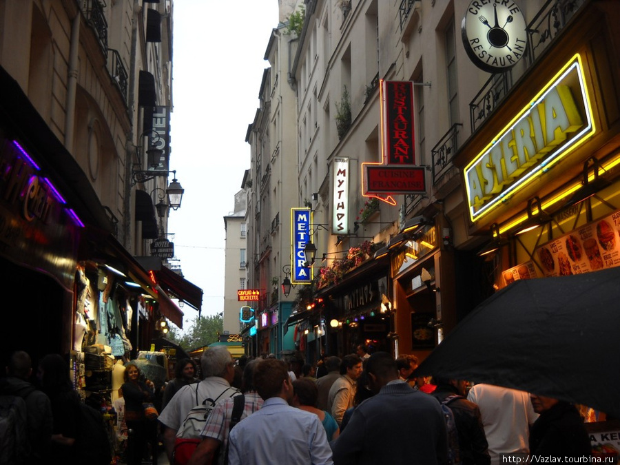 Туристы никак не могут выбрать ресторан себе по вкусу Париж, Франция