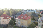Вид из окна на обычные чешские домики, с левой стороны видна парковая зона
