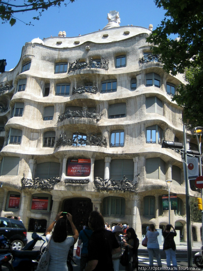 Следующая достопримечательность — дом Мила (1905-1910), более известный в Барселоне под именем Ла Педрера — Каменоломня — самый невероятный из жилых домов столицы Каталонии, а, возможно, и мира. Другой известный фантазер из Барселоны, художник Сальвадор Дали, сказал, однажды, что это здание похоже на смятые штормовые волны.
http://www.museum.ru/N27950 Барселона, Испания