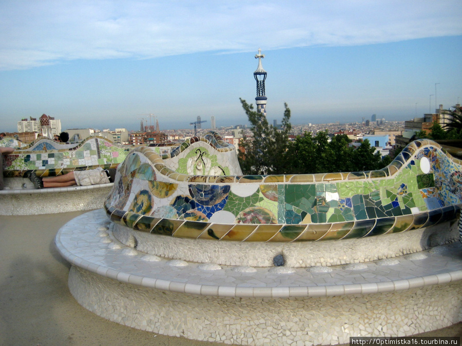 Скамейка-змейка вблизи Барселона, Испания