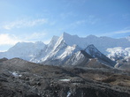 Вид с подъема на Чукхунг-Ри. Впереди — моренный вал ледника, сползающего с Лхоцзе, в середине видно лениковое озеро. Вдалеке — путь к Амбулапча-Ла — перевал высотой 5800 метров