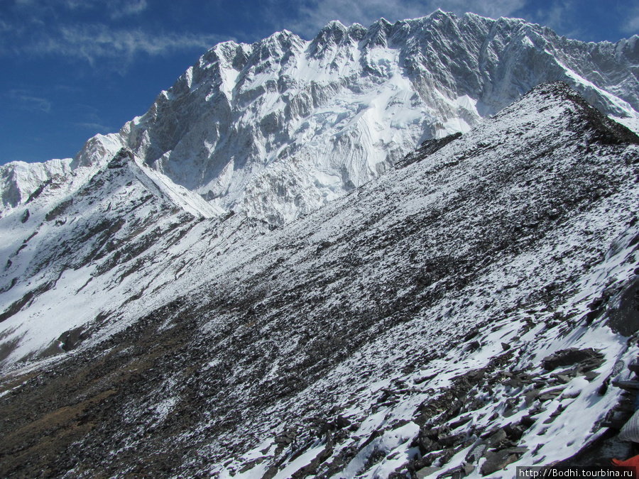 Впереди — Нупцзе. Справа — каменистая вершина Чукхунг-Ри. Затем спуск на следующий перевал и подъем на вершину Чукхунг-Мэйн (5835). Когда Чукхунг Мэйн закрыта снегом, пройти туда без снаряжения трудно и опасно Чукунг, Непал