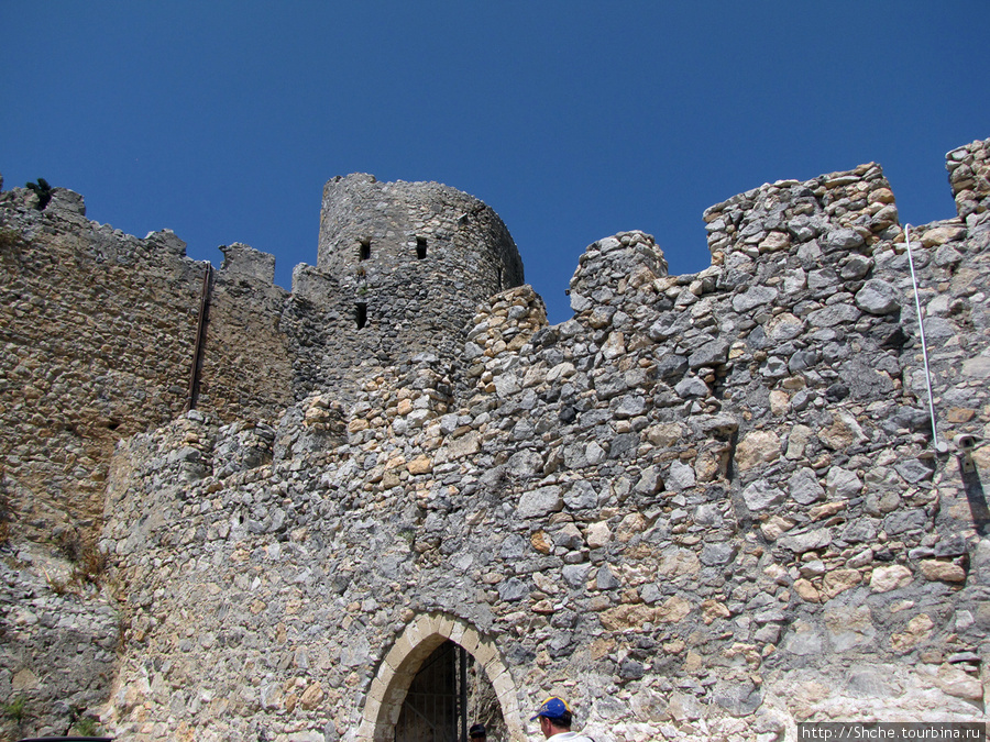 Вход, за ним еще следует главный вход, вот так все не просто... Святого Иллариона замок, Турецкая Республика Северного Кипра