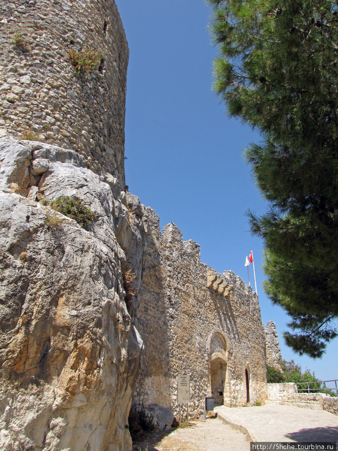 главный вход и башня, вот так, просто башня ( tower ), как то скупо тут на названия. Святого Иллариона замок, Турецкая Республика Северного Кипра
