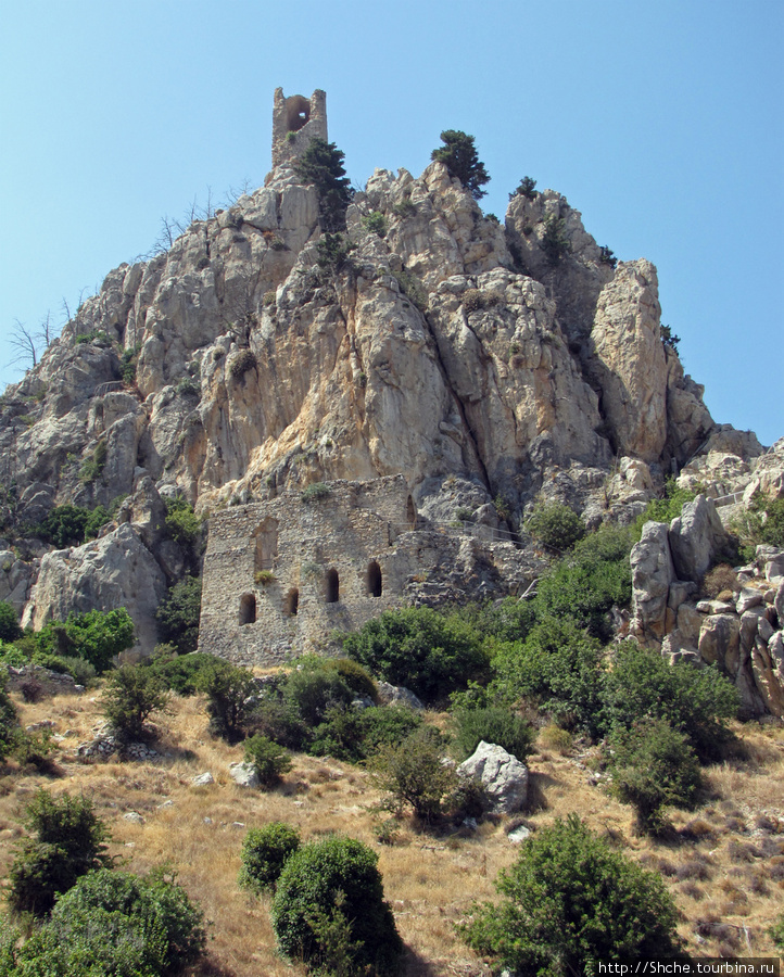 вид с первого уровня на третий, вверху башня принца Джона Святого Иллариона замок, Турецкая Республика Северного Кипра