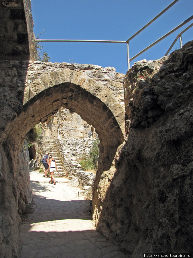 ворота — вход на второй уровеь Святого Иллариона замок, Турецкая Республика Северного Кипра