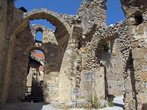 вперед — апартаменты короля, вправо — византийская церковь