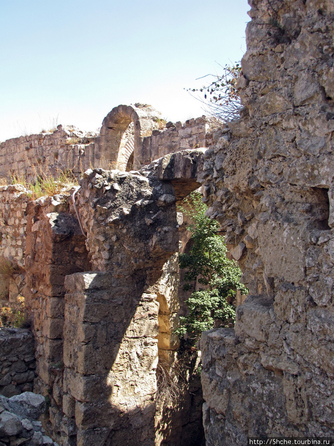 далеко не все ухожено-расчищено Святого Иллариона замок, Турецкая Республика Северного Кипра