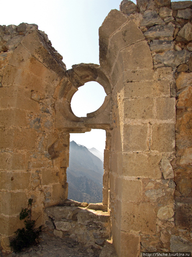 тоже окно, но не такое навороченное Святого Иллариона замок, Турецкая Республика Северного Кипра