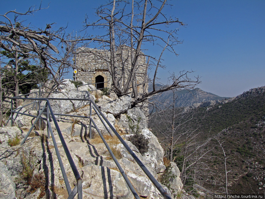 узкая тропа к башне принца Джона Святого Иллариона замок, Турецкая Республика Северного Кипра