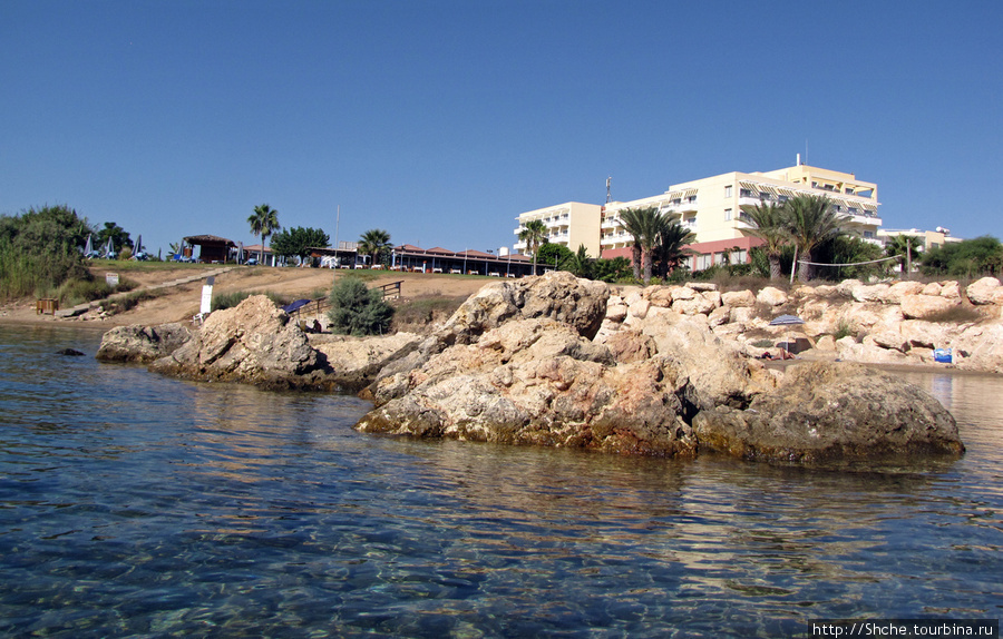 Вид на отель с моря Протарас, Кипр