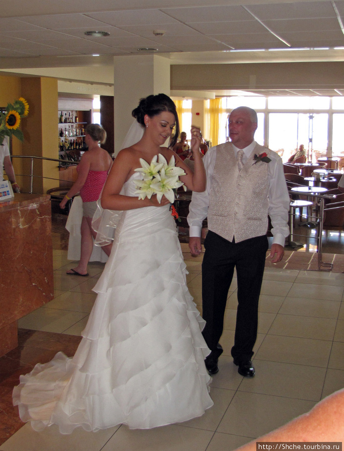 А еще здесь бывают свадьбы... Я надеюсь, мужик — отец невесты... Протарас, Кипр