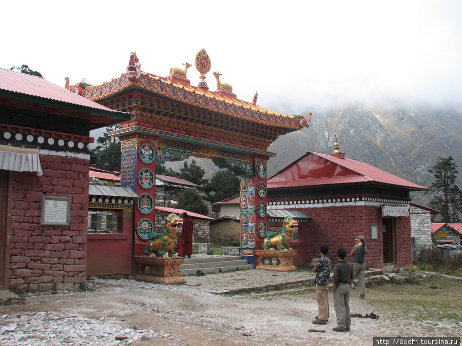 Ворота в монастырь Тенгбоче, Непал