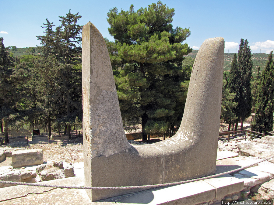 знаменитые каменные бычьи рога Ираклион, Греция