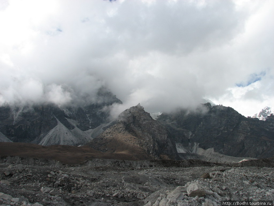 Вид на горы по другую от Лобуче сторону ледника Лобуче, Непал