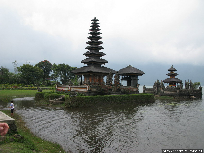 Озеро Братан (Бератан), Бали, Индонезия Данау-Братан, Индонезия