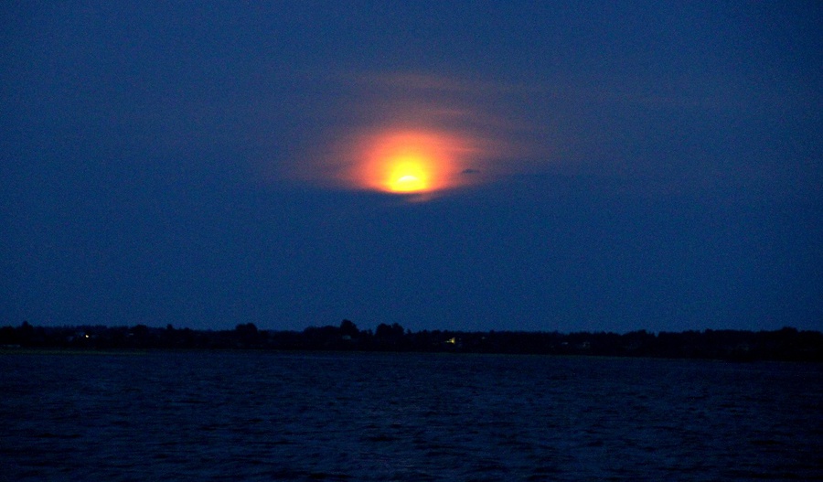 Впервые в жизни, я вижу такую Луну, больше похожую на закатное Солнце.  Времени на часах 0:14 Светлица (Нило-Столбенская пустынь), Россия