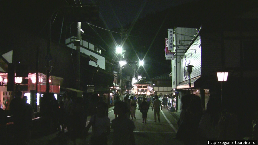 Платформу выкатили на пересечение улиц и народ начинает к ней подтягиваться Гудзё, Япония